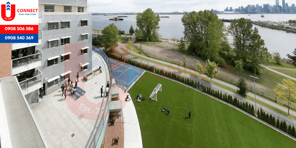 Trung học Bodwell High School, bang British Columbia, Canada